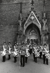 500738 Afbeelding van het tamboerkorps van het garderegiment fuseliers Prinses Irene tijdens de taptoe op het Domplein ...